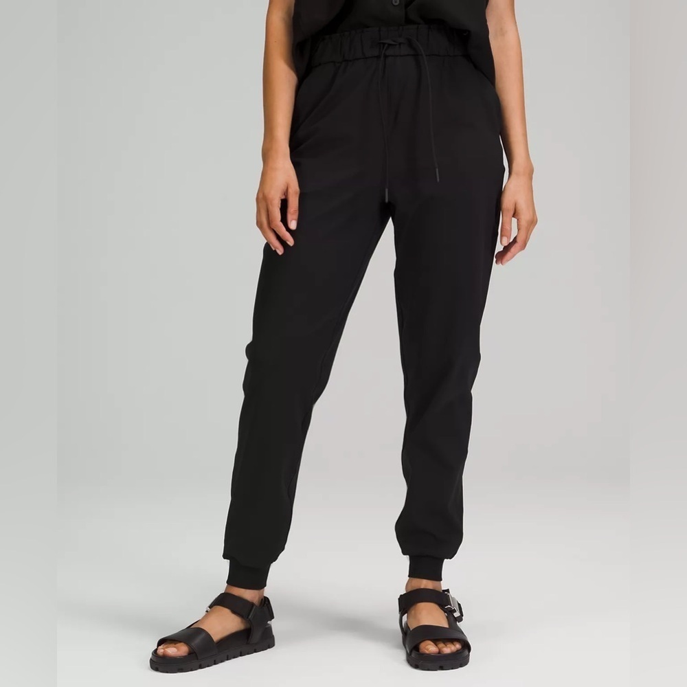 Lululemon Women's Keep Moving Jogger pants in black size 2 travel athletic